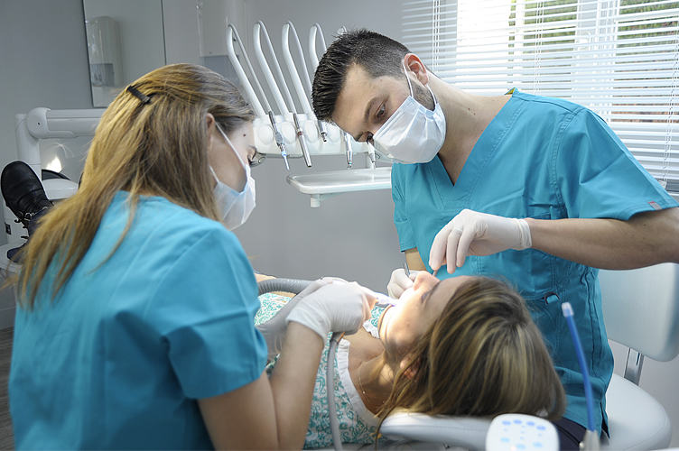 Pratique de soins dentaire - Dr Kinan Elias, Dentiste Osny