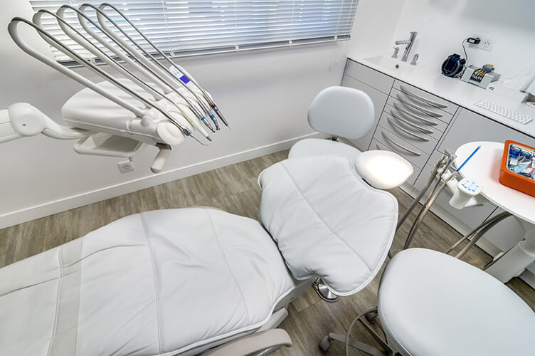 Salle de soins dentaires du cabinet dentaire Elias à Osny